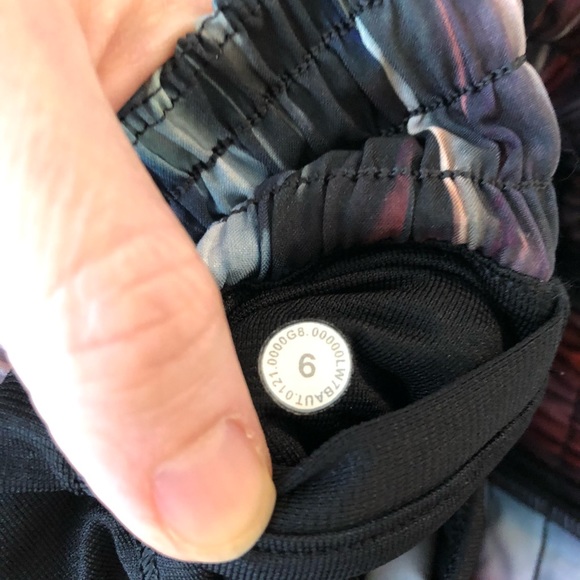 Lululemon size 6 high rise hotty hot shorts - Picture 3 of 4